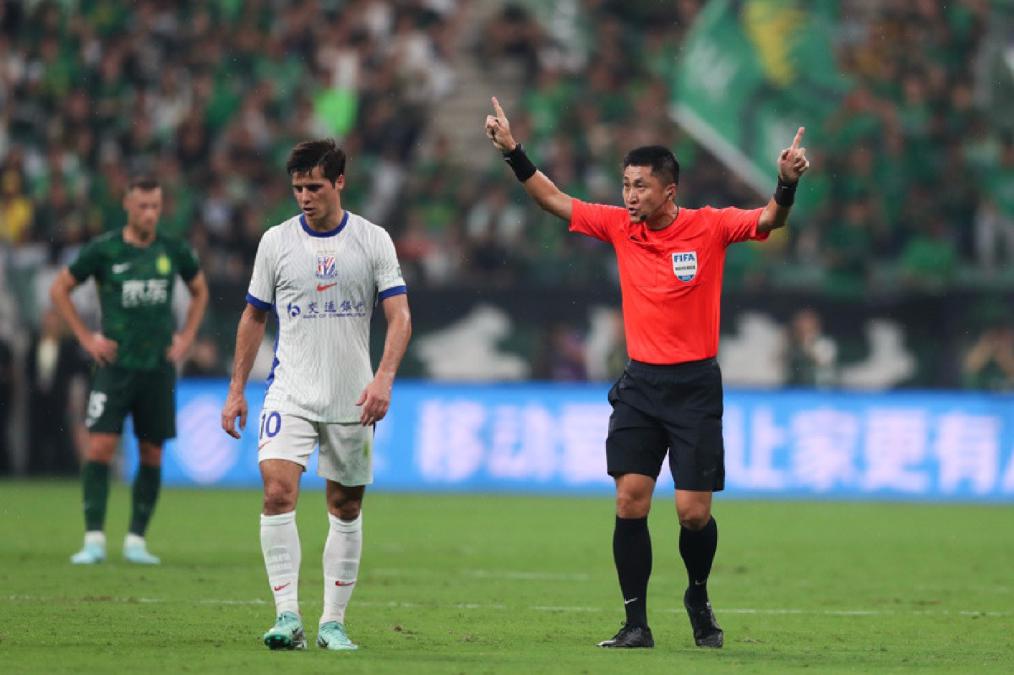 马宁身穿FIFA裁判服在比赛中执法