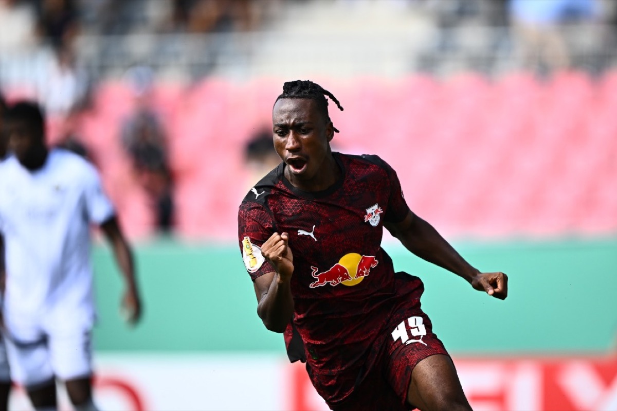 Yan Diomande 在RB莱比锡比赛中庆祝进球