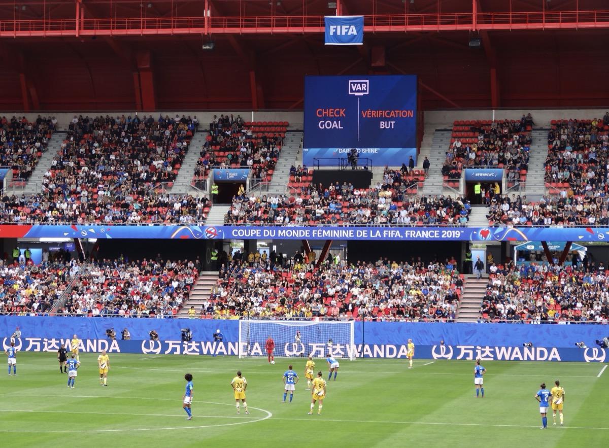 VAR是什么?视频助理裁判完全指南|技术原理、判罚流程与2026世界杯升级