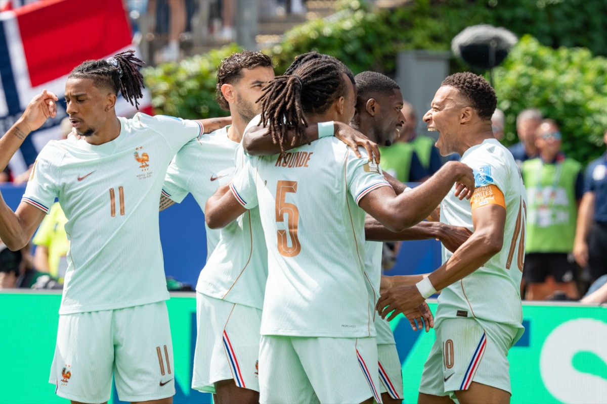 法国2-0摩洛哥晋级四强：姆巴佩点球罚丢，60分钟一脚世界波追平梅西