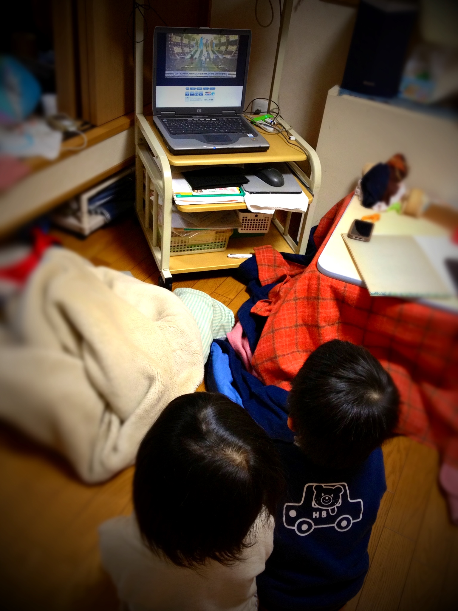夜里，几个人凑在一台笔记本屏幕的微光前