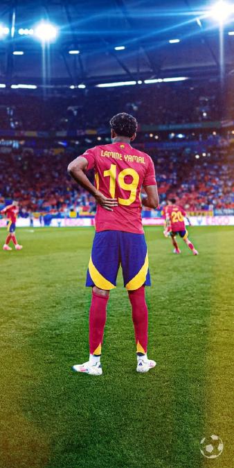 拉明·亚马尔身披西班牙战袍